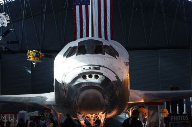 — — - Discovery at Smithsonian Air and Space Museum Udvar-Hazy Center