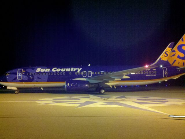 Boeing 737-800 (N809SY) - Standing outside of the IMS hangar waiting for the 75 vets to deplane after a 2 hour delay at IAD. Honor Flight 9-27-12