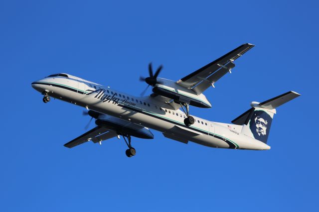 de Havilland Dash 8-400 (N449QX)