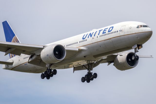 Boeing 777-200 (N78013) - Diverted from Houston, 11 hour flight from London-Heathrow