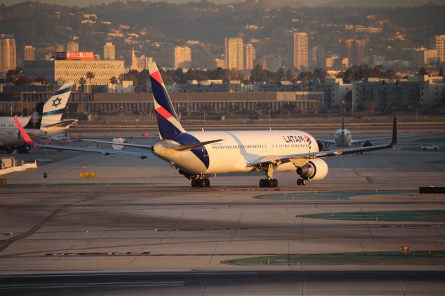 BOEING 767-300 (CC-CXH)