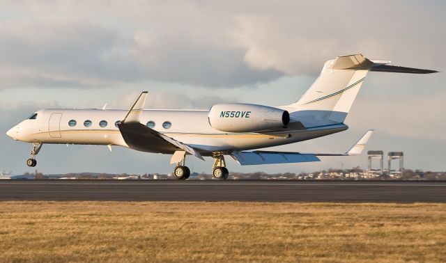 Gulfstream Aerospace Gulfstream V (N550VE) - RWY27 arrival and the crew greased the landing in 30 knot winds !