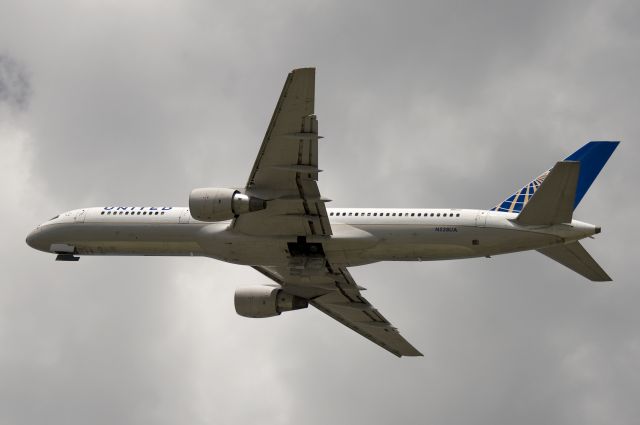Boeing 757-200 (N528UA)