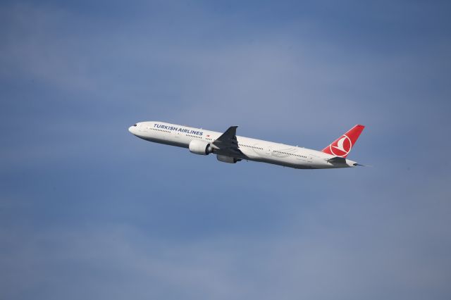 BOEING 777-300ER (TC-LJA)