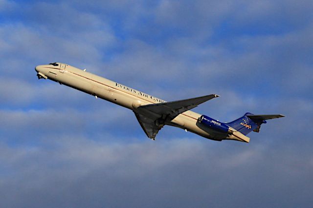 McDonnell Douglas MD-83 (N964CE)