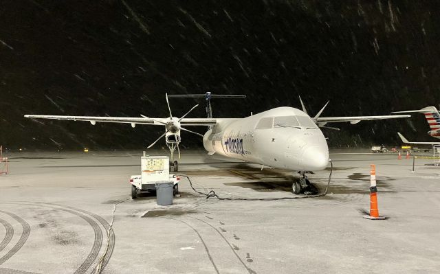 de Havilland Dash 8-400 (N453QX)