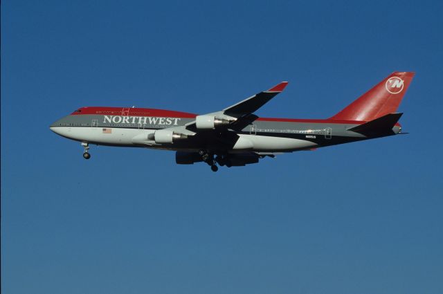 Boeing 747-400 (N665US) - Final Approach to Narita Intl Airport Rwy34 on 1990/10/28