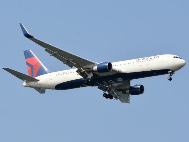 BOEING 777-300 (N1201P) - Kongelundsfortet RWY04L