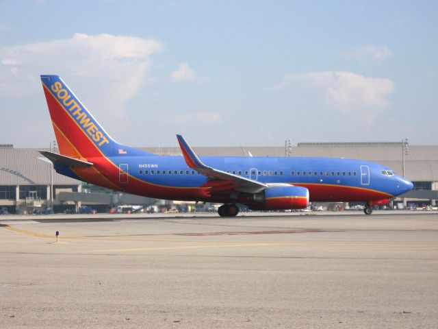 Boeing 737-700 (N455WN) - Holding on RWY 19R