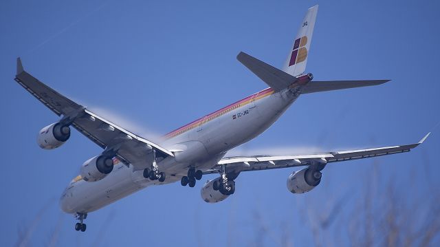 Airbus A340-600 (EC-JNQ) - condensacion sobre las alas