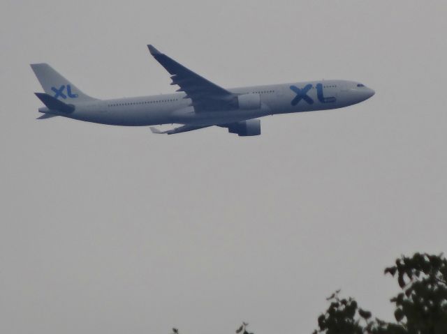 — — - XL Flight 20 CDG to JFK final approach over Long Island