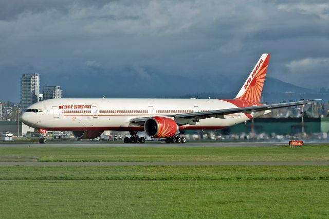 BOEING 777-300 (VT-ALM)