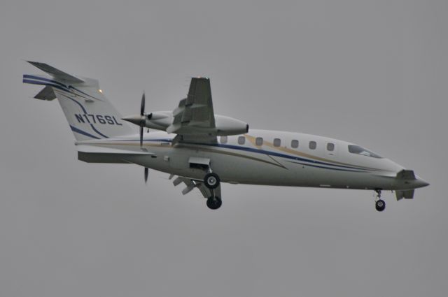 Piaggio P.180 Avanti (N176SL) - Seen at KBWI on 5/3/2009, landing in the rain.