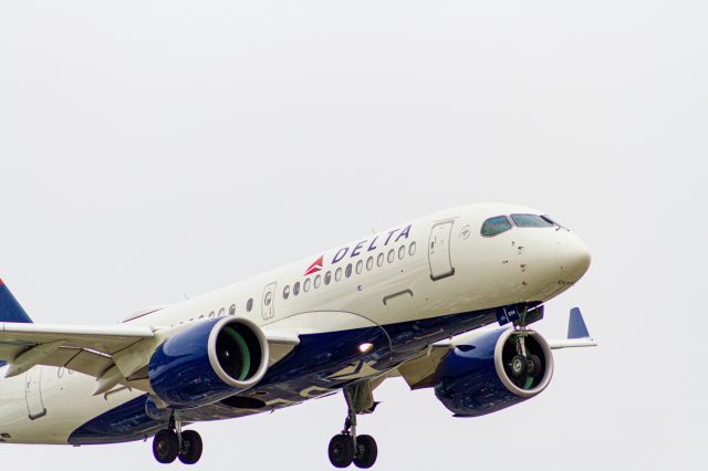 Airbus A220-100 (N114DU)