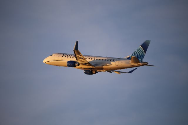 EMBRAER 175 (long wing) (N621UX)