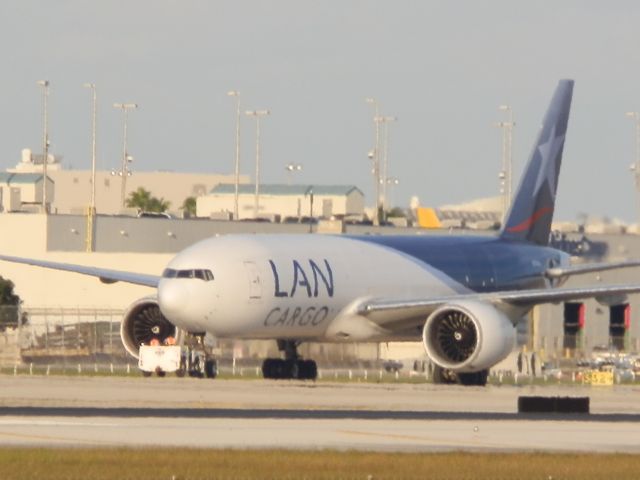 BOEING 777-200LR (N774LA)
