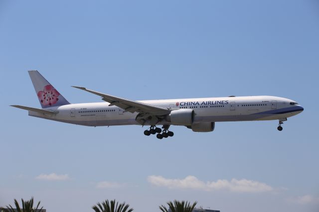 BOEING 777-300ER (B-18052)