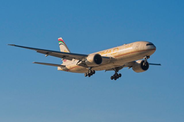 Boeing 777-200 (A6-LRA) - Etihad 777-200 (SN-36300) heading for the scrapper at San Bernardino CA. 12-12-18