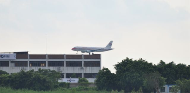 Airbus A320 — - 飞机在房顶降落了