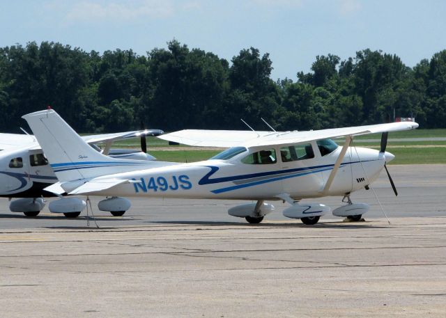 Cessna Skylane (N49JS) - At Downtown Shreveport.