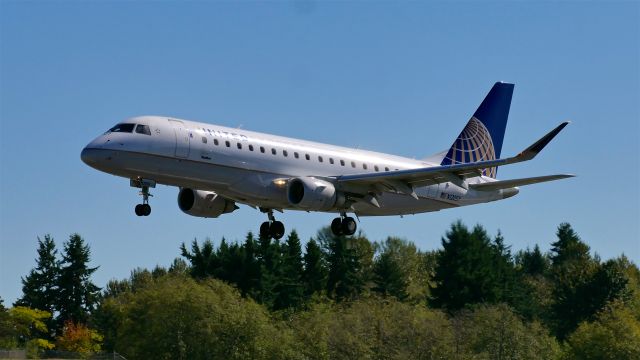 Embraer 175 (N120SY) - SKW5460 from DEN on final to Rwy 34L on 9.28.20. (ERJ-175LR / cn #17000425).