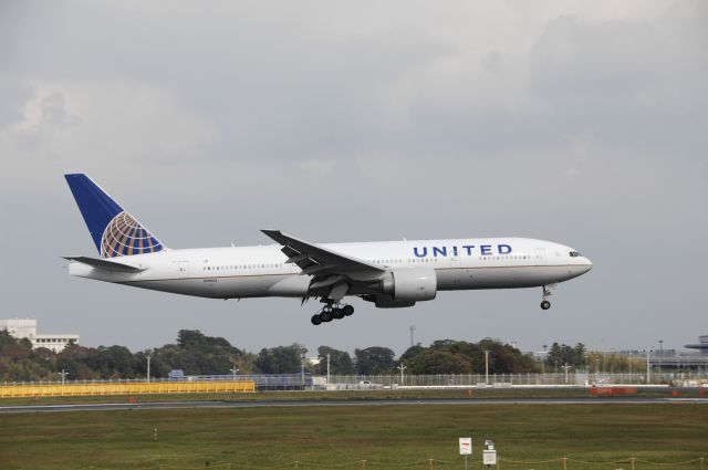 Boeing 777-200 (N78013) - Landing at NRT Airport Runway 16R on 2011/10/9