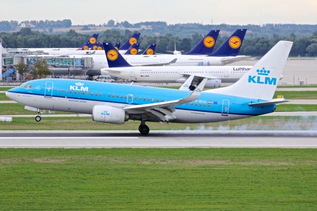 Boeing 737-700 (PH-BGU)
