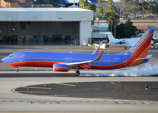 Boeing 737-800 (N8327A)