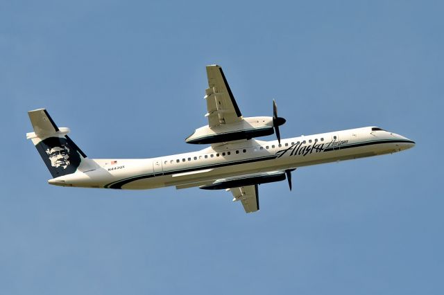 de Havilland Dash 8-400 (N443QX)