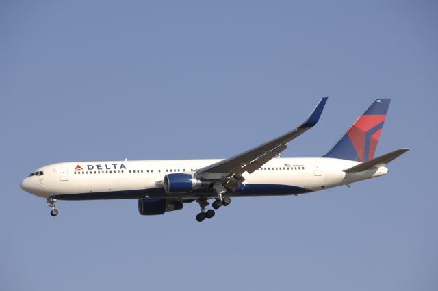 BOEING 767-300 (N192DN) - Final Approach to Narita Intl Airport R/W34L on 2009/12/29