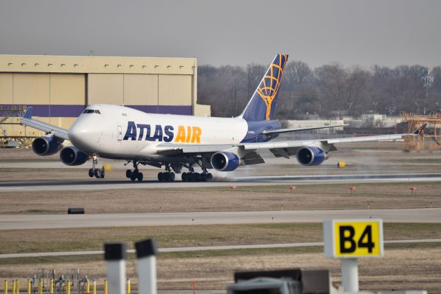 Boeing 747-400 (N452PA) - Touchdown 23-R 03-16-23