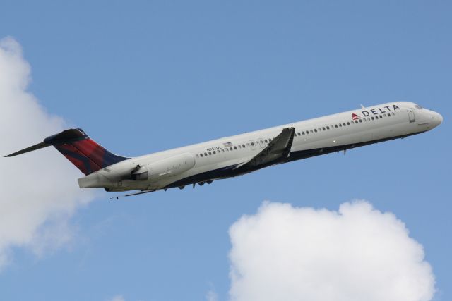 McDonnell Douglas MD-88 (N957DL) - Delta Flight 1367 (N957DL) departs Sarasota-Bradenton International Airport enroute to Hartsfield-Jackson International Airport