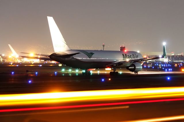 BOEING 767-300 (N526LA) - N526LA from LAX nigth !!!