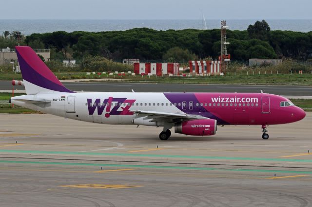 Airbus A320 (HA-LWN)