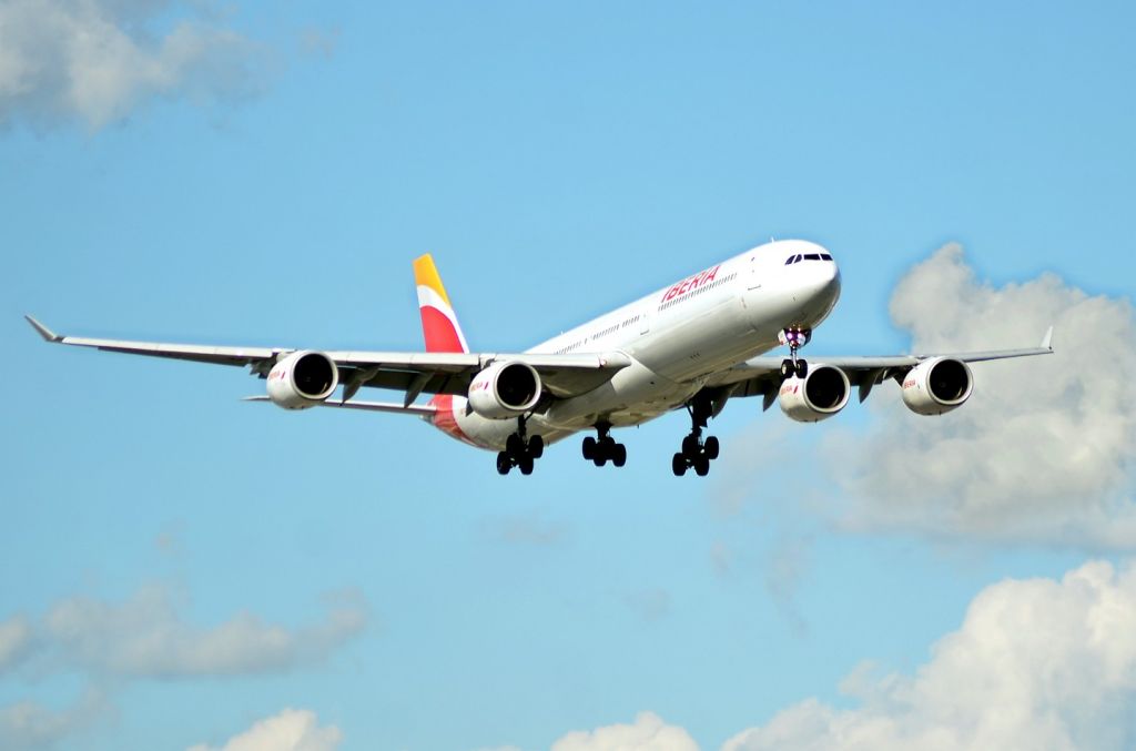 Airbus A340-600 (EC-LEU)