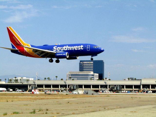 Boeing 737-700 (N477WN) - Landing RWY 20R