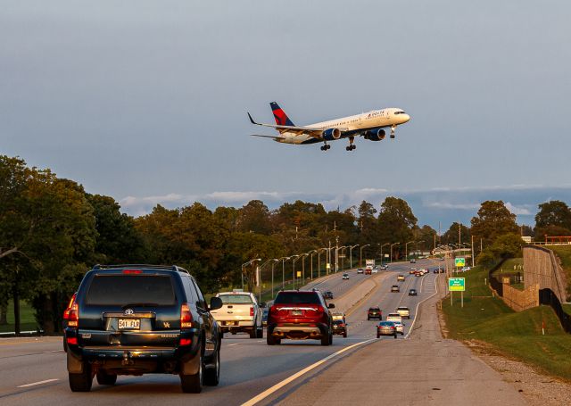 Boeing 757-200 (N660DL) - Delta 8901 football charter crossing the highway at KLEX Lexington's Bluegrass Airport.