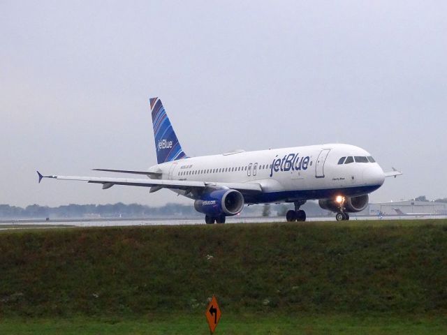 Airbus A320 (N590JB)