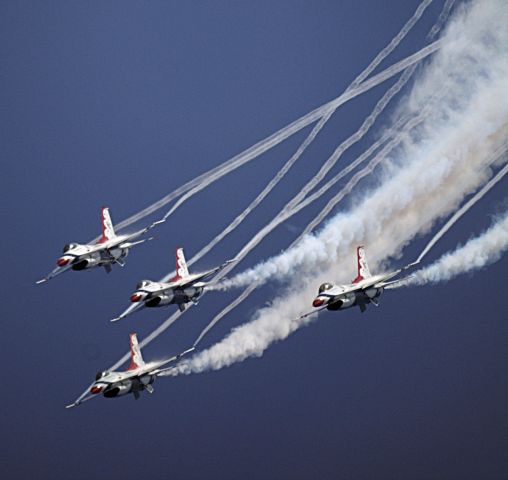 — — - General Dynamics F-16 Fighting Falcon USAF Thunderbirds