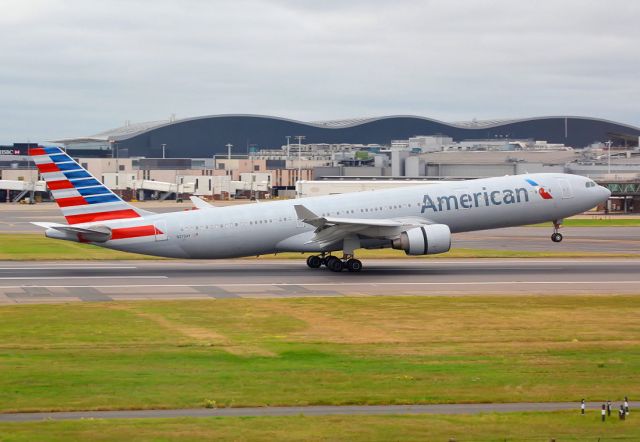 Airbus A330-300 (N275AY)