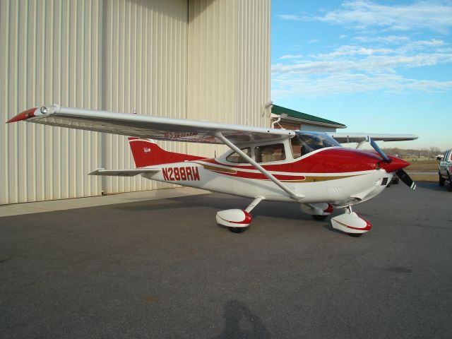 Cessna Skylane (N288RW) - C182 - N288RW @ 19A