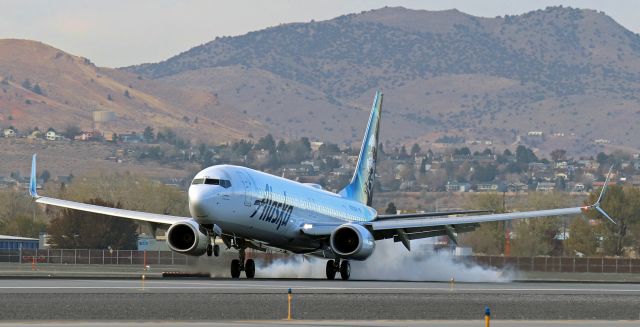 Boeing 737-900 (N263AK) - Smokin' the mains on to 17L to complete the first half of a SEA-RNO-SEA early afternoon roundtrip route.