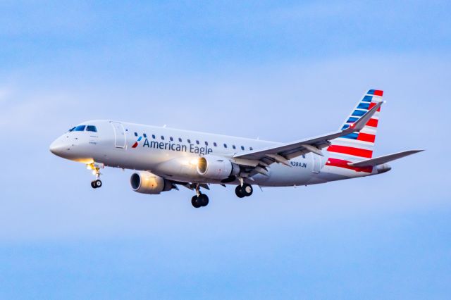 Embraer 175 (N284JN) - American Eagle Embraer 175 landing at PHX on 12/18/22. Taken with a Canon R7 and Tamron 70-200 G2 lens.