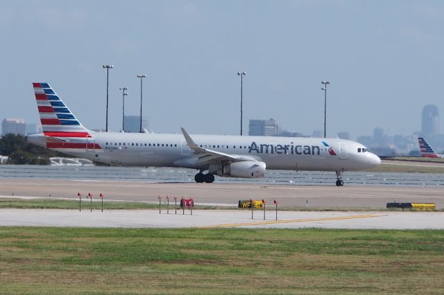 Airbus A320 (N165NN)