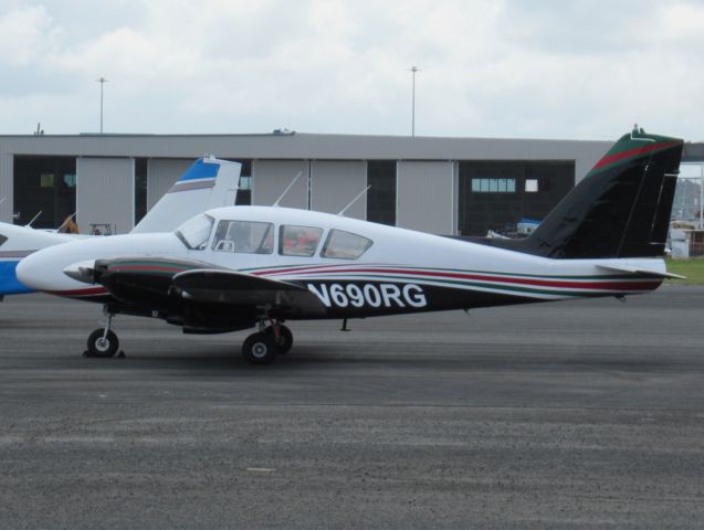 Piper Aztec (N690RG)