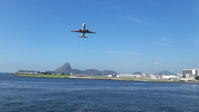 — — - Take off @SDU airport view from the ferrry boat that connects the city of Rio to Niteroí. 