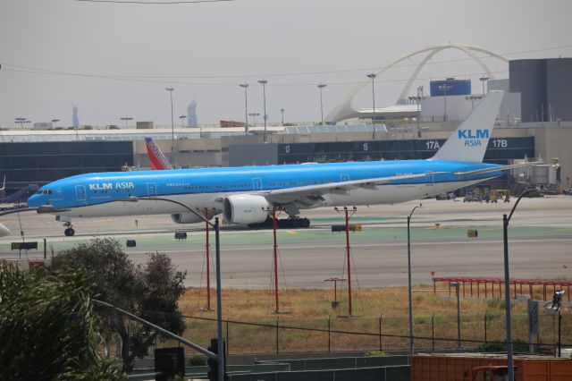 BOEING 777-300ER (PH-BVB)