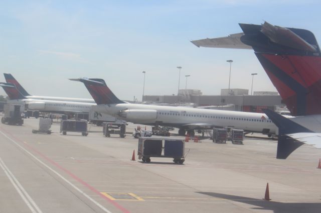 McDonnell Douglas MD-88 (N946DL) - Parked at Gate