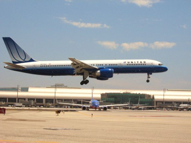 Boeing 757-200 (N573UA) - Landing on RWY 19R