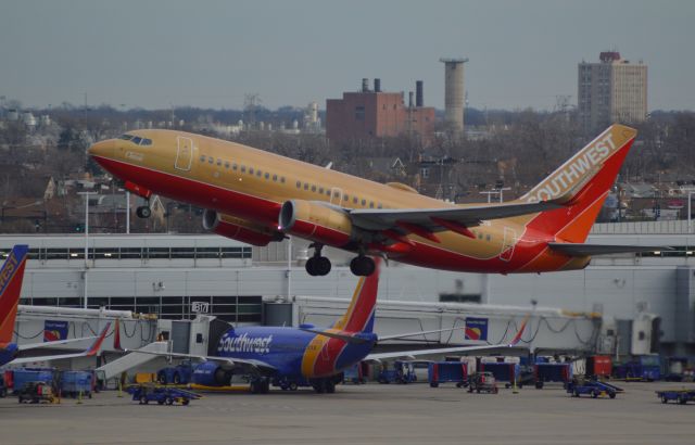 Boeing 737-700 (N714CB)